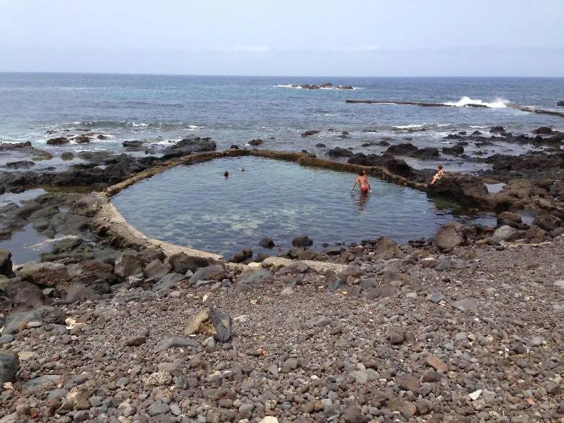 Valle, montañas y mar cristalino La Laguna